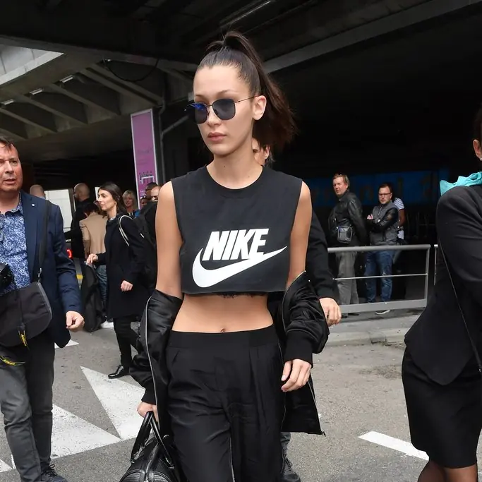 名人都把機場當伸展台在走？潮模Bella Hadid教你一秒穿出態度的三大穿搭法則！