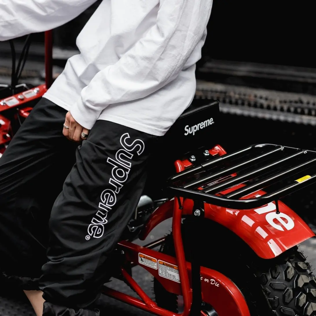 街頭騎士 - HYPEBEAST 獨家近賞 Supreme x Coleman CT200U 迷你電單車
