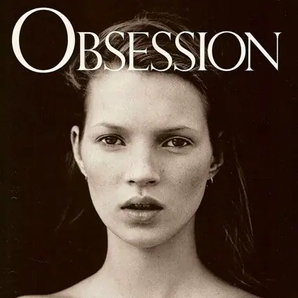 事隔 24 年，Kate Moss 再度成為「 Obsession 」香水女主角！Raf Simons 以 250 張從未曝光照片，展現 Calvin Klein 對經典的癡迷