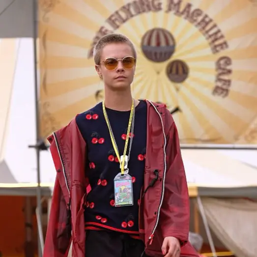 帥成全場焦點！英國超模 Cara Delevingne 與「小丑女」瑪格羅比合體出遊！