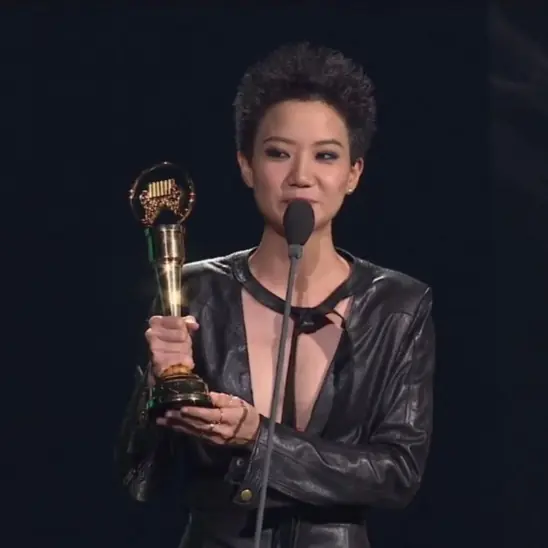 金曲奪金盧凱彤：有了妳誰還需要完美。盤點演藝圈女女 CP 十大霸愛金句！