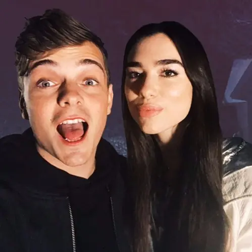 「酷玩」主唱搶走 DJ 小馬汀的女人？！音樂祭激吻小 19 歲火辣歌手 Dua Lipa