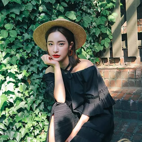 一穿即可出門，展露小性感零難度！懶女生今夏一定要有露肩連身裙！