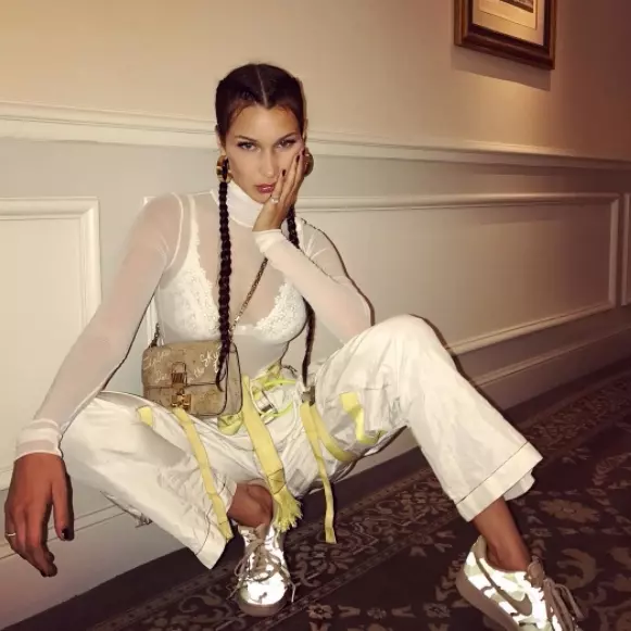 永遠玩不厭的變髮遊戲，Bella Hadid 回歸長髮並示範最潮的 Boxer 辮子 Look