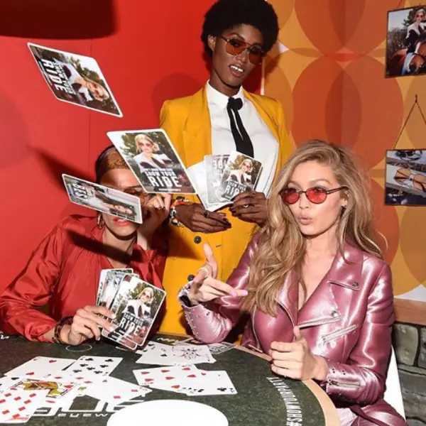 夢想成真！ Gigi Hadid 本周《私服穿搭》居然遇上穿著PRADA的惡魔！ ？
