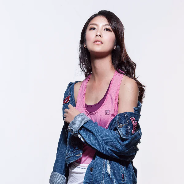 FILA攜手最美體育主播 卓君澤，上場挑戰多變運動造型 真實演繹『無畏挑戰‧成就傳奇』，live精采直播中！
