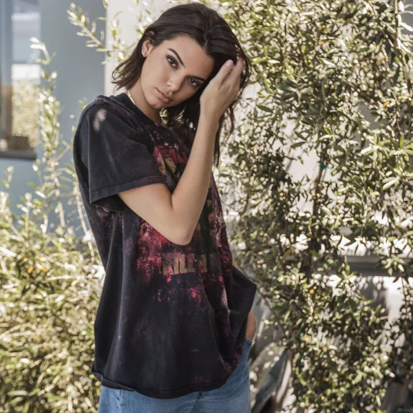社群千萬粉絲買不買單？！Jenner & Kylie 推出個人肖像短 Tee