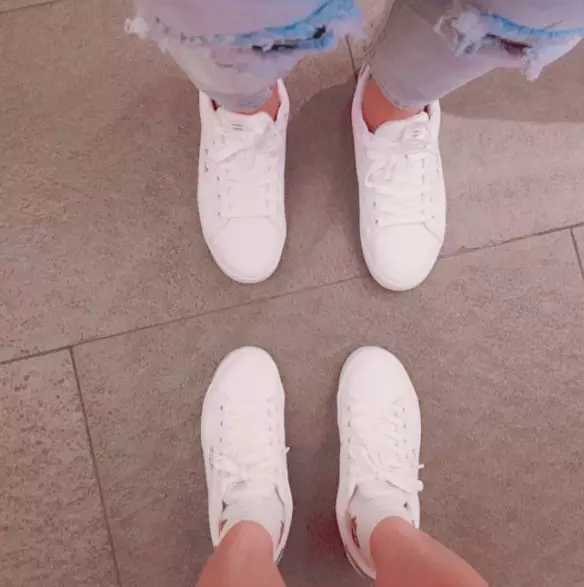 沒想到如今深得韓國情侶們歡心的休閒鞋是它！百年品牌 Fila 以簡約設計攻陷首爾街頭