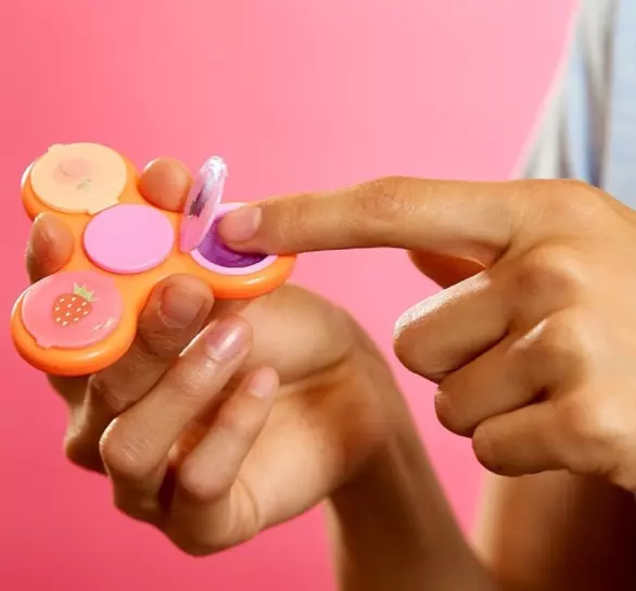 一拿出來必定矚目！內藏唇彩的 Fidget Spinner，讓你變美之餘又減壓！