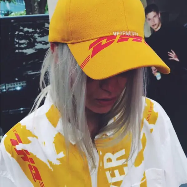 搶先看！Vetements 最新聯名 DHL 商品間諜照曝光！