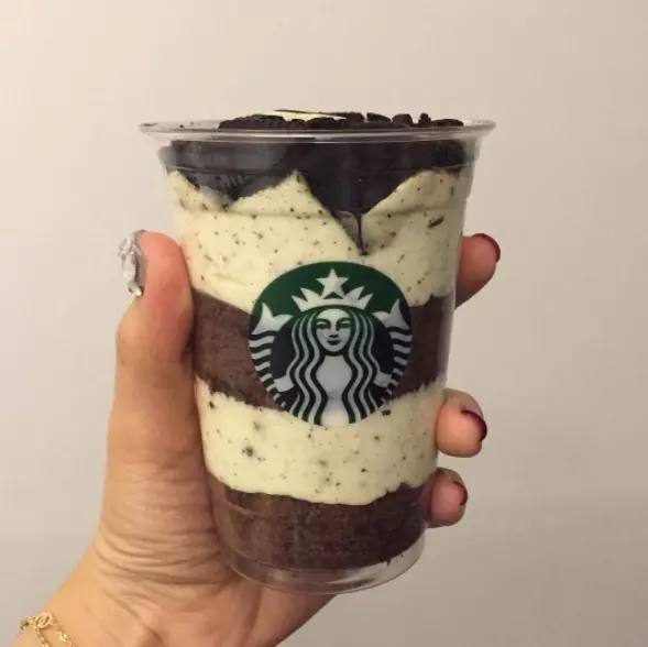 邊走邊吃都不沾手！Starbucks 推出「巧克力分層蛋糕」 網友：那個慕斯厚度很欠吃...