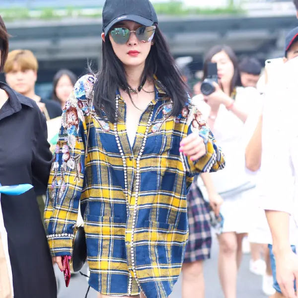 楊冪與Bella Hadid 深V露腰秀大長腿，私服造型都穿「 它」 ！