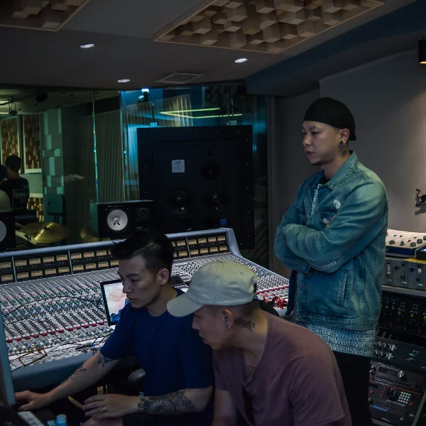 頑童MJ116遠赴巴黎Red Bull Studio‭ ‬錄製新曲‭ ‬—‭ ‬Costly Love，爬89樓屋頂只為拍攝MV
