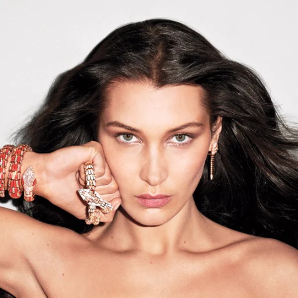 Bella Hadid 性感演繹「丹寧x珠寶」，這麼狂野的珠寶視覺你看過嗎？