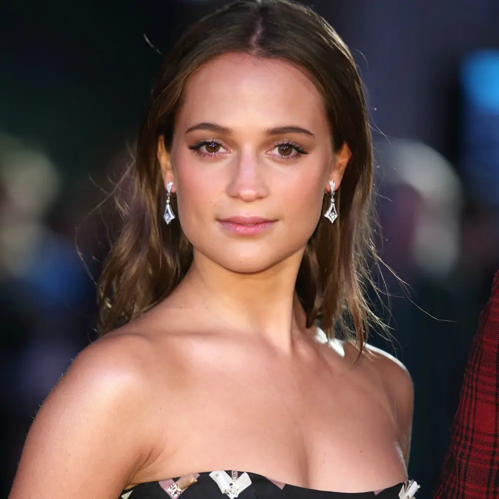 真正的「六塊腹肌」，竟然是從《丹麥女孩》女星 Alicia Vikander 身上找到⋯⋯