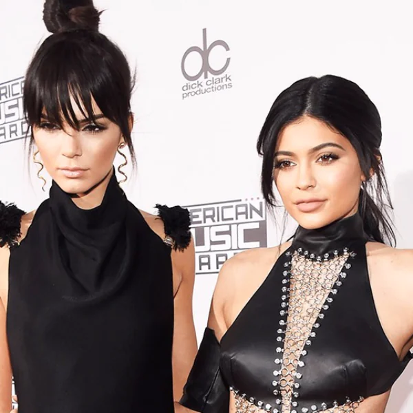不問自取？Kendall、Kylie Jenner 推出古著 T 恤涉侵權，著名攝影師怒告到底！