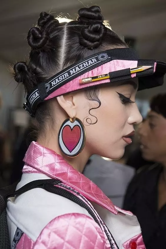 〔壞時髦〕別再戴老帽了！國內外潮流女神們穿搭新歡「 Visor 」你能不跟上嗎？