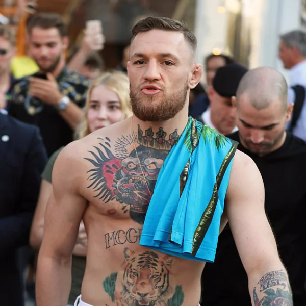太帥！Conor McGregor 穿拖鞋打赤膊逛 LV　被民眾包圍搶合照！