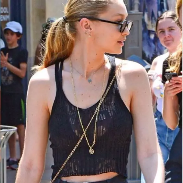 「短髮」亮相 ！Gigi Hadid 街頭《 內衣穿搭》 開車出門只為了吃...