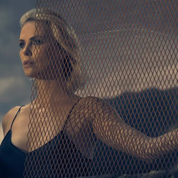 為新電影拍攝激增 35 磅，抑鬱 Charlize Theron 對醫生崩潰喊道：我快死了！