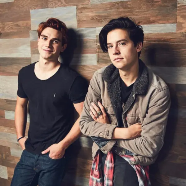 「寇弟」Cole Sprouse 拍片跟街頭藝人起紛爭，不爽到直接把對方唱片折成兩半！