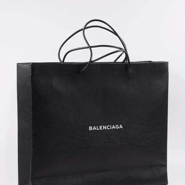 一個月內出了兩款購物袋，Balenciaga 告訴大家自己的袋子長這樣