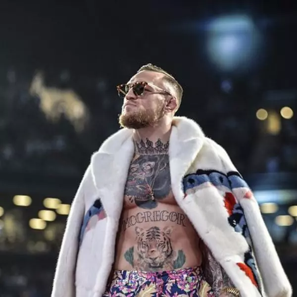 Conor McGregor 穿上 Gucci 白色大衣亮相「世纪之戰」新聞發布會背後的故事