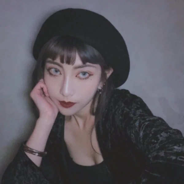 【潮妹悄悄畫】「辣到女生怒要電話」！暗黑系潮店員「黃香予詭譎美妝 5 招」全盤漏出！