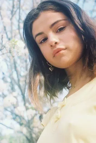 這會成為美妝新趨勢嗎？別人狠不得把雀斑除掉，但 Selena Gomez 竟然刻意畫在臉上！