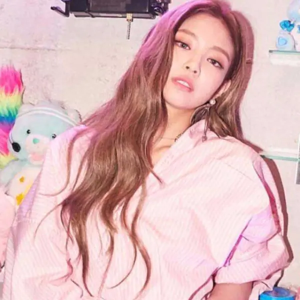 一身潮牌！BLACKPINK 成員Jennie 展現今年最潮穿搭 ！