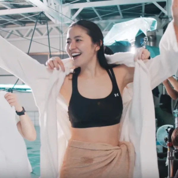 長澤雅美為 Under Armour 甜美入鏡！網友表示：這種風格的長澤我沒見過！