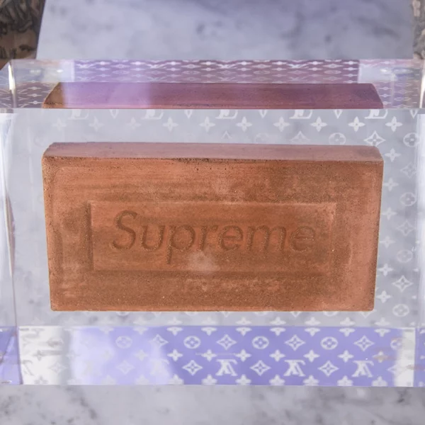 夢幻聯名的「隱藏」單品曝光？Supreme x Louis Vuitton 將推出超美紅磚