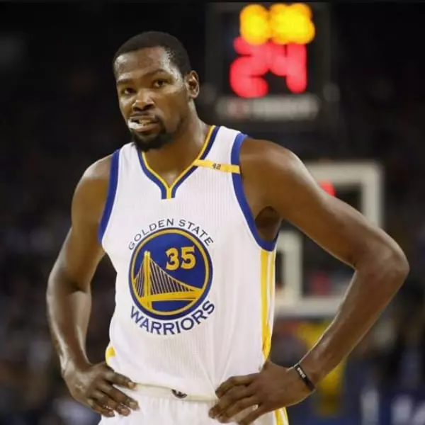 超糗！NBA 眾球星當場朗讀凱文·杜蘭特推特　連經典的「喝洗澡水」都被唸出來...