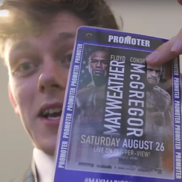 站在 McGregor 旁的竟是鄉民！粉絲自製入場證混入「世紀約架」倫敦發佈會