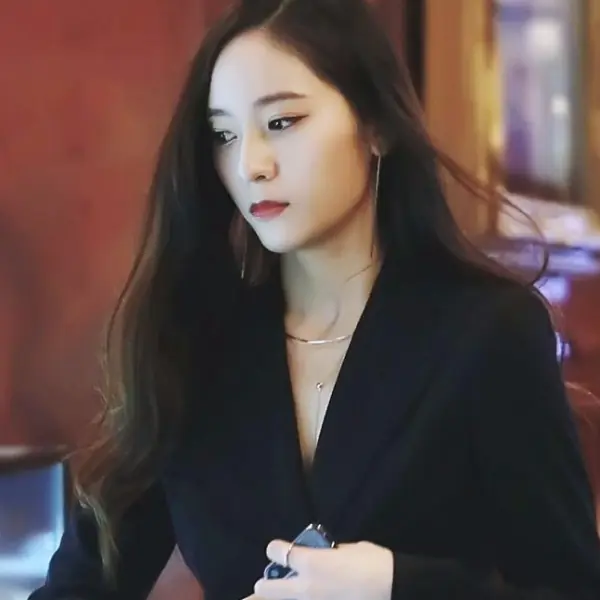 《河伯的新娘》Krystal  一身名牌，重金打造完美「現代版女神」形象！