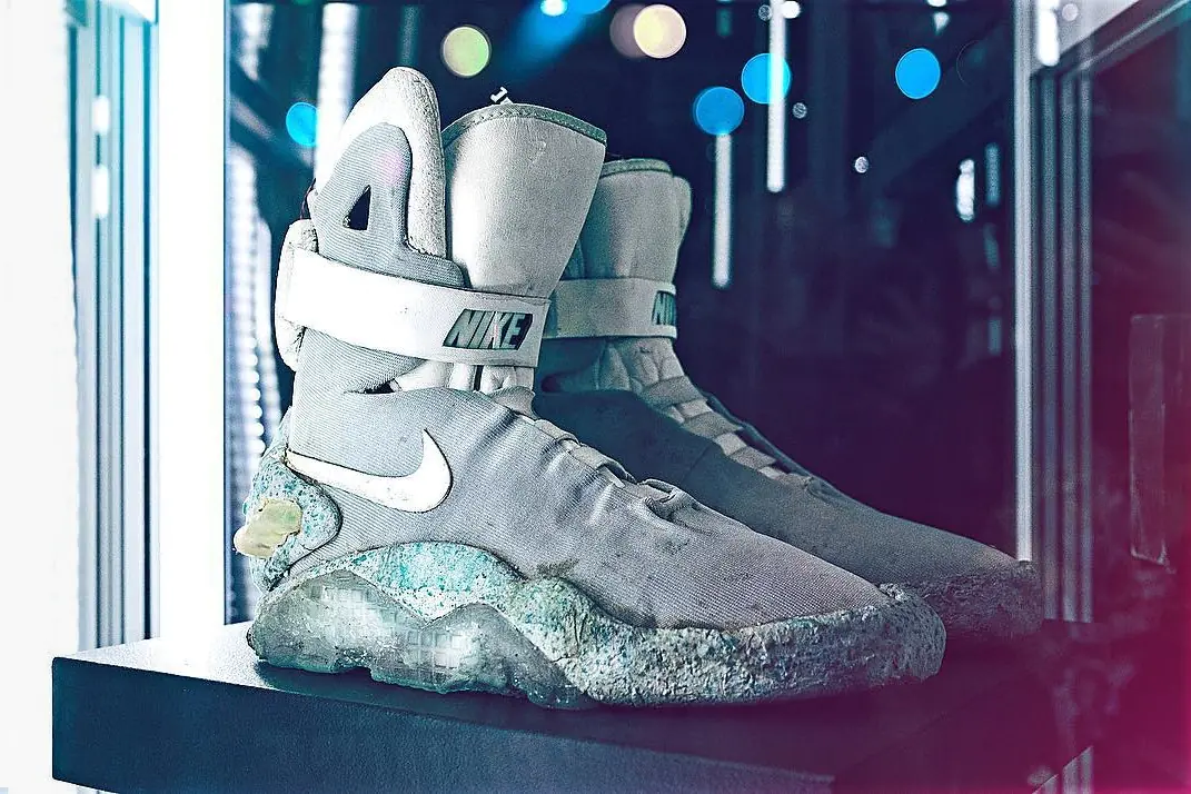 真正的 OG 在這裡！電影公司釋出《回到未來》McFly 著用骨灰級 NIKE MAG