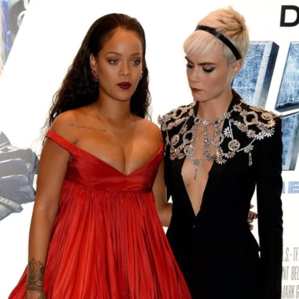兩大天后同時現身，Rihanna心機爆乳裝奪走Cara女主風頭！