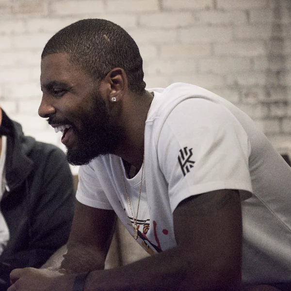 Kyrie Irving  來台灣，原來是由 NICKTHEREAL 周湯豪陪玩！