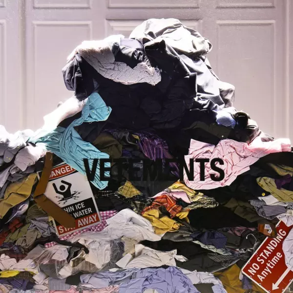 你家中的這一幕，已被 Vetements 當作最新櫥窗佈置