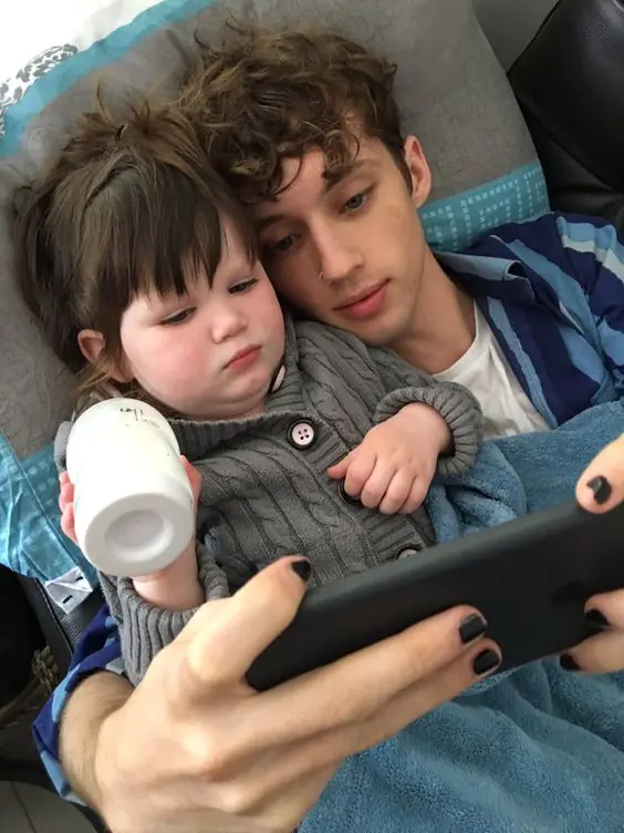 【極惡】壞到偷塗媽媽指甲油？快看 Troye Sivan 等一眾男星如何駕馭「男性指彩」！