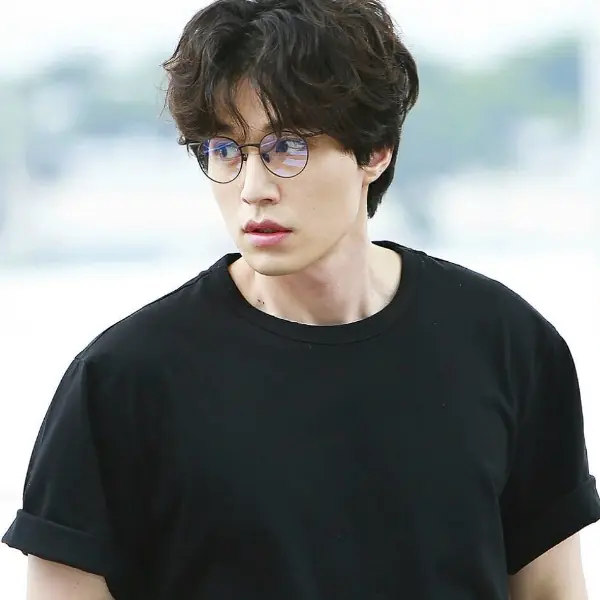 《鬼怪》李東旭訪台6大穿搭，「花美男造型」擄獲粉絲芳心！