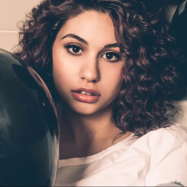 超率真唱將！超夯新人歌手 Alessia Cara　第一場表演竟慘到只有 2 個觀眾？