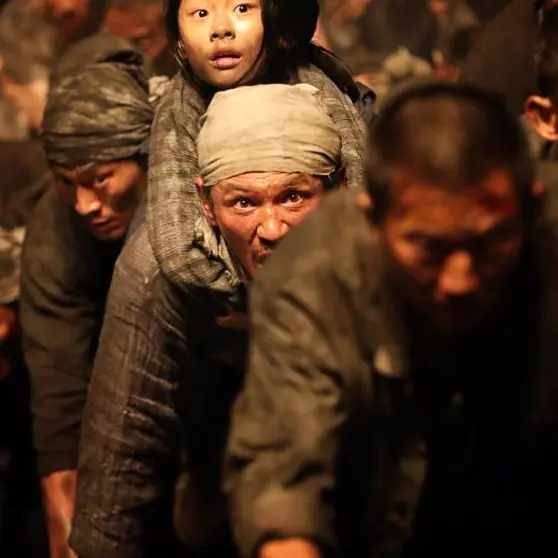 躲過喪屍再逃難！金秀安《軍艦島》老爸換人當　一天打趴《屍速列車》破影史紀錄！