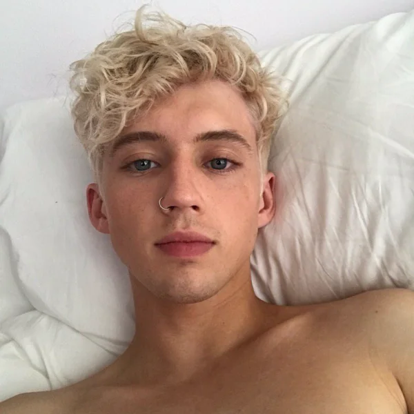 這張臉太無敵！澳洲美男 Troye Sivan 金色染發驚艷眾人　沒有他不能征服的造型！