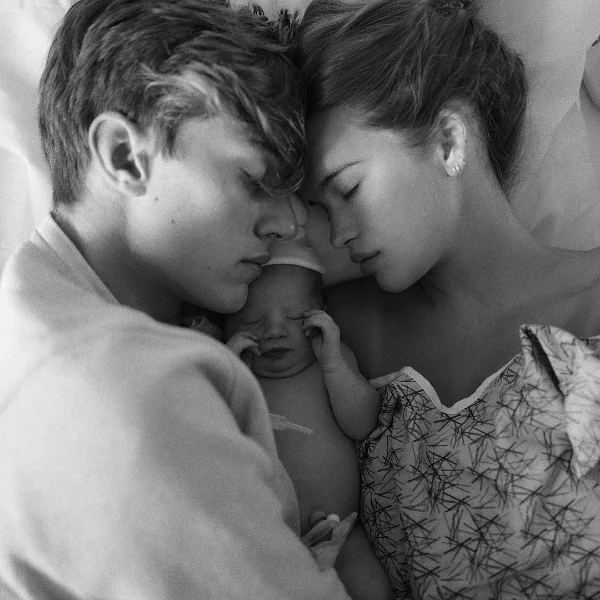 「小鮮肉」榮升人父！19 歲 Lucky Blue Smith 與女友的愛情結晶品誕生了！