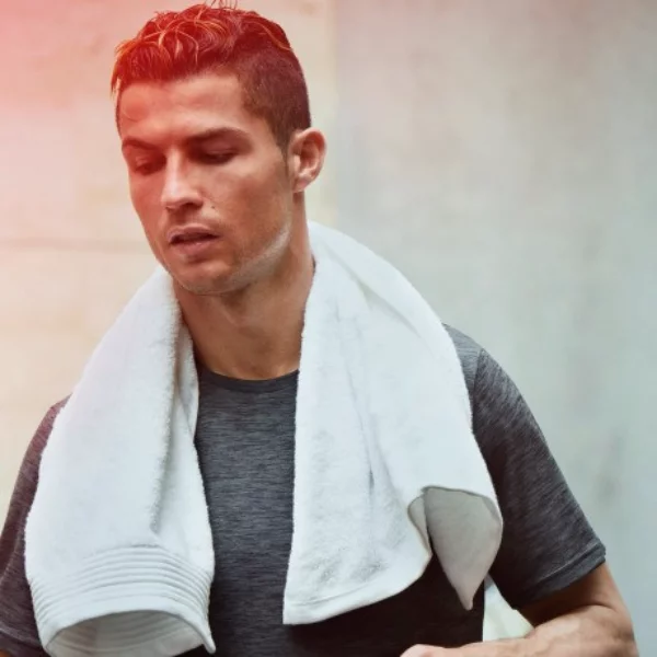 跟著CRISTIANO RONALDO一起訓練
