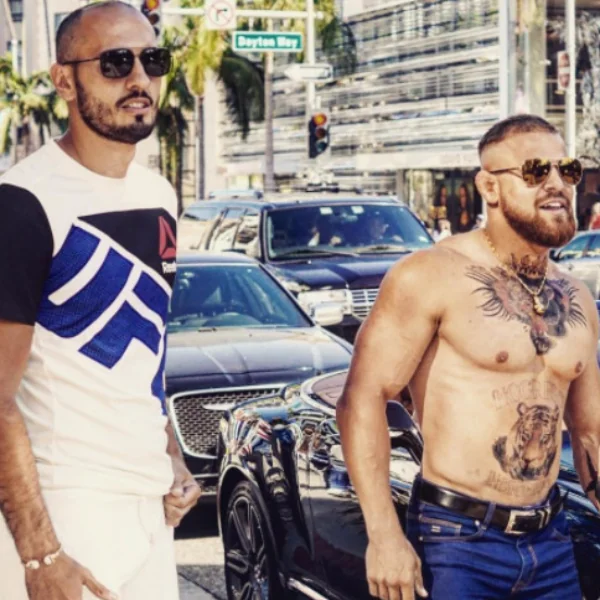 Conor McGregor 筋肉炸裂現身！打赤膊「吊單槓」引起民眾圍觀