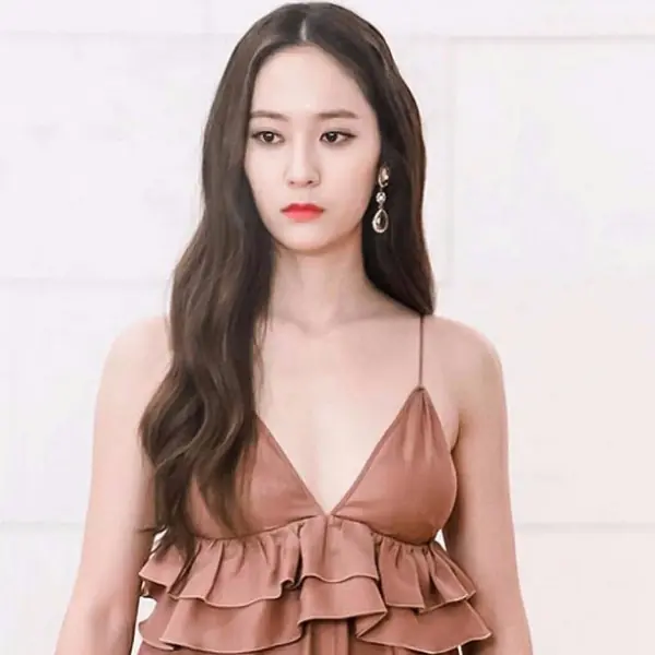 太驚人！《河伯的新娘》Krystal  女神泳池造型，居然連「泳裝」都要價不斐！