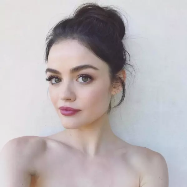 小個子美女！《美少女的謊言》Lucy Hale 最新「 私服穿搭」 ，亮眼又時髦！