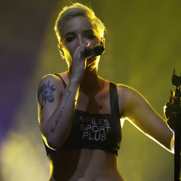太帥氣！Halsey 最新《私服穿搭》展現平頭女生的霸氣魅力！